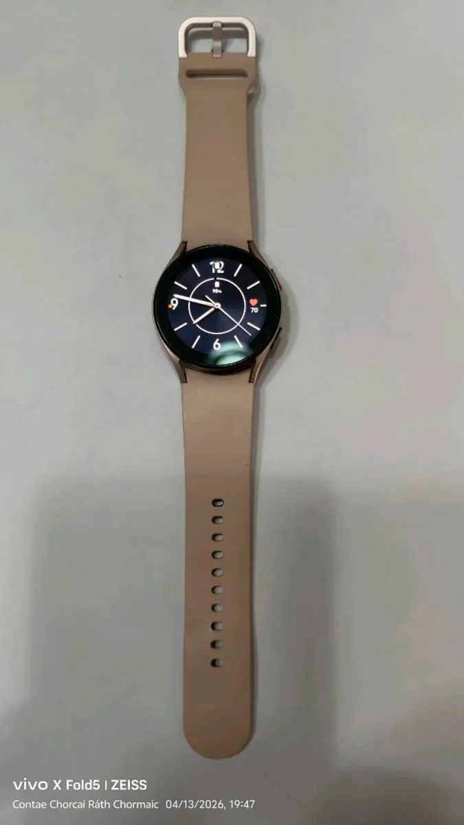 Samsung Galaxy Watch4 - Image 1