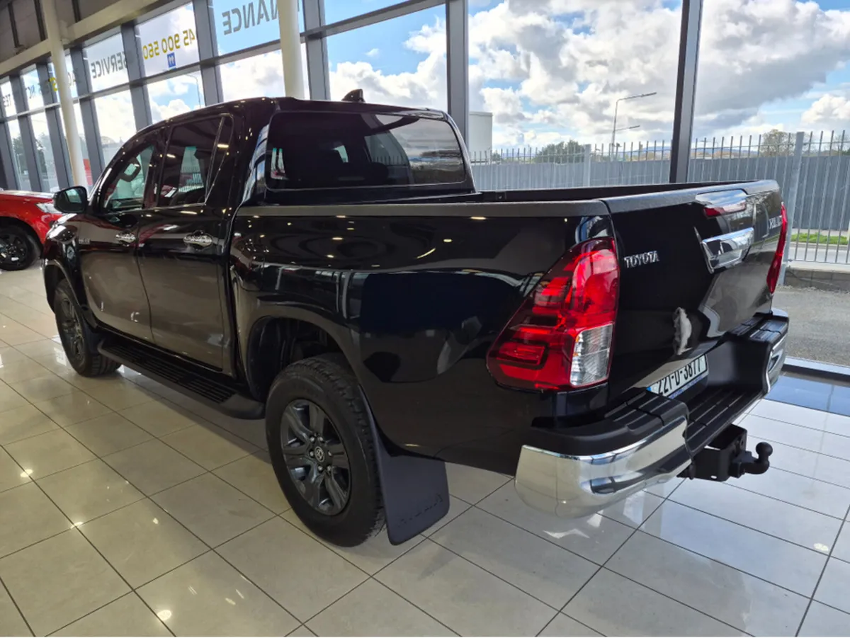 Toyota Hilux 2.8 SR5 D/CAB AUTO 4DR - Image 4
