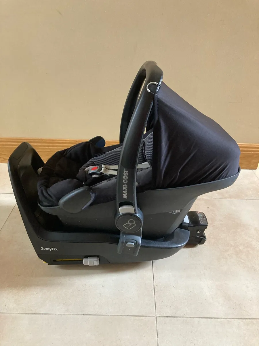 Maxi Cosi car seat and base - Image 1