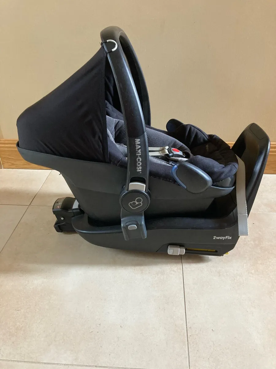 Maxi Cosi car seat and base - Image 2