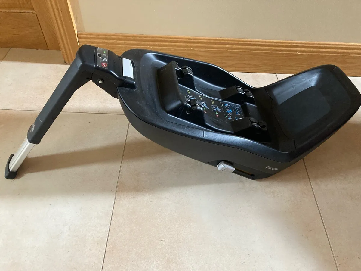 Maxi Cosi car seat and base - Image 3