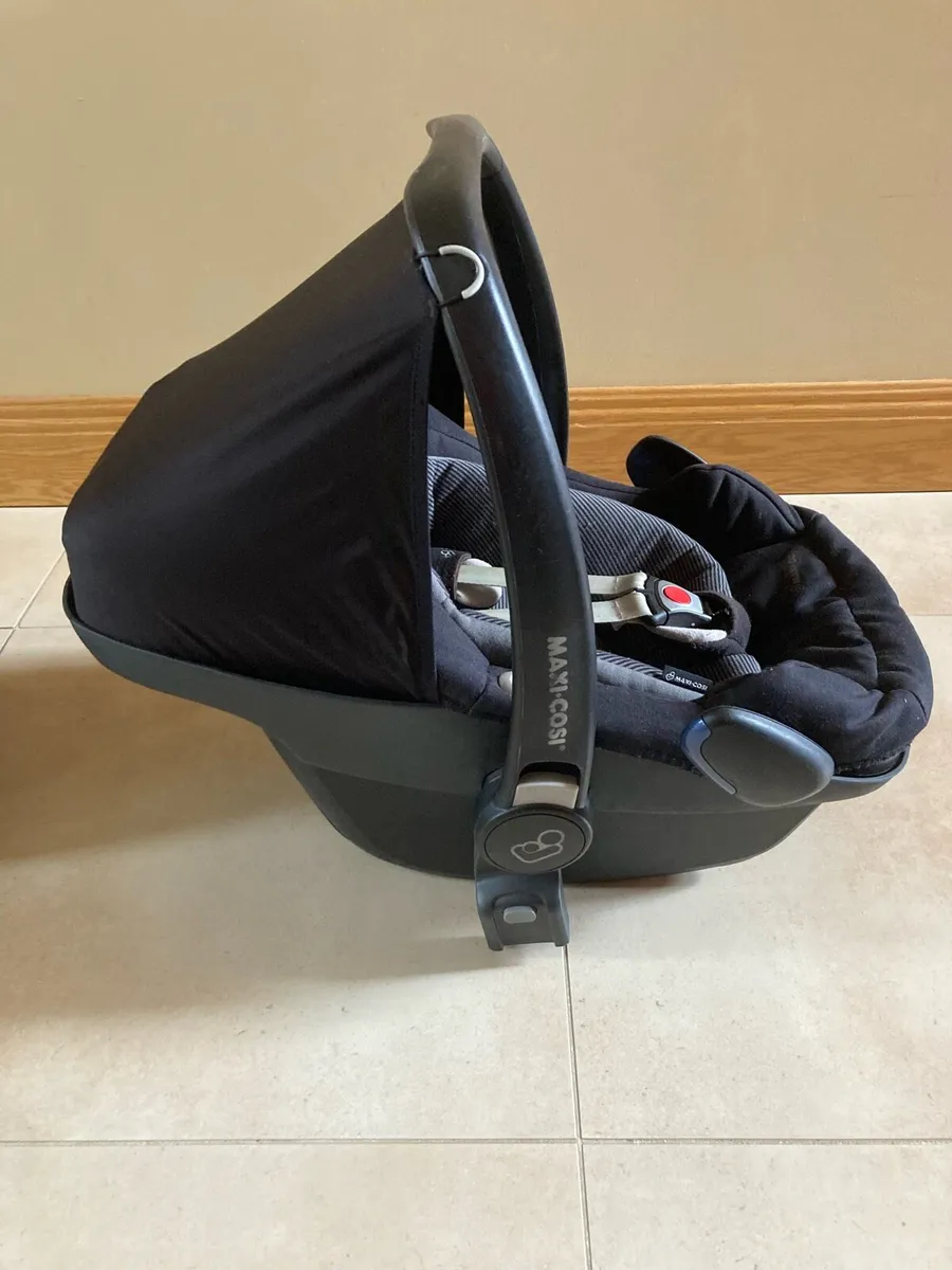 Maxi Cosi car seat and base - Image 4
