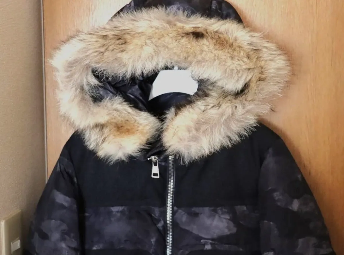 Moncler dedion size 4 coat mint condition men L - Image 1
