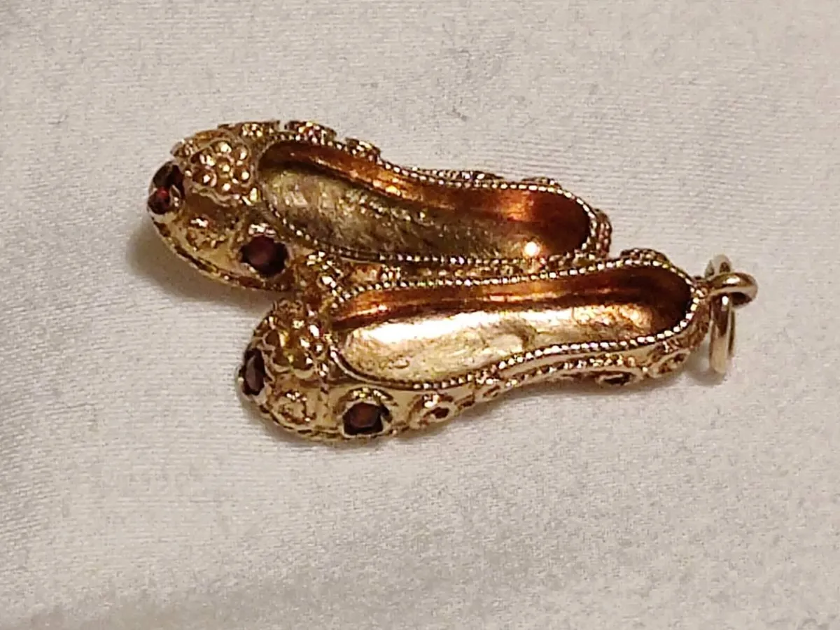 BALLET GARNET SLIPPERS, 9CT 3.47g Vintage Charm ! - Image 1