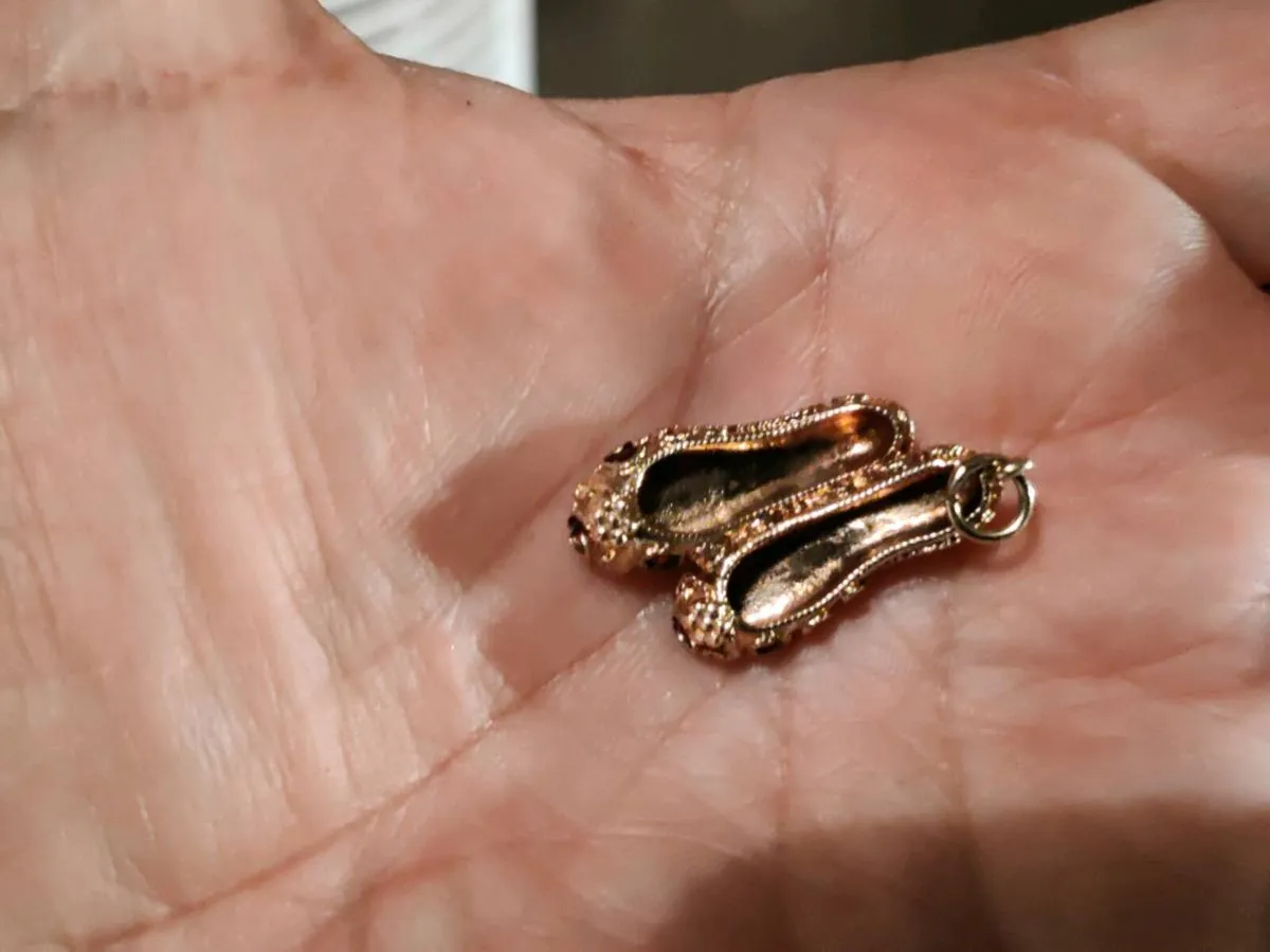 BALLET GARNET SLIPPERS, 9CT 3.47g Vintage Charm ! - Image 2