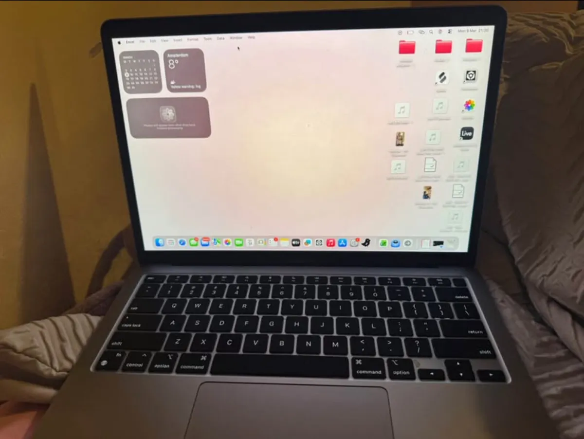 Macbook Air M1 (2020) 13 inch - Image 1