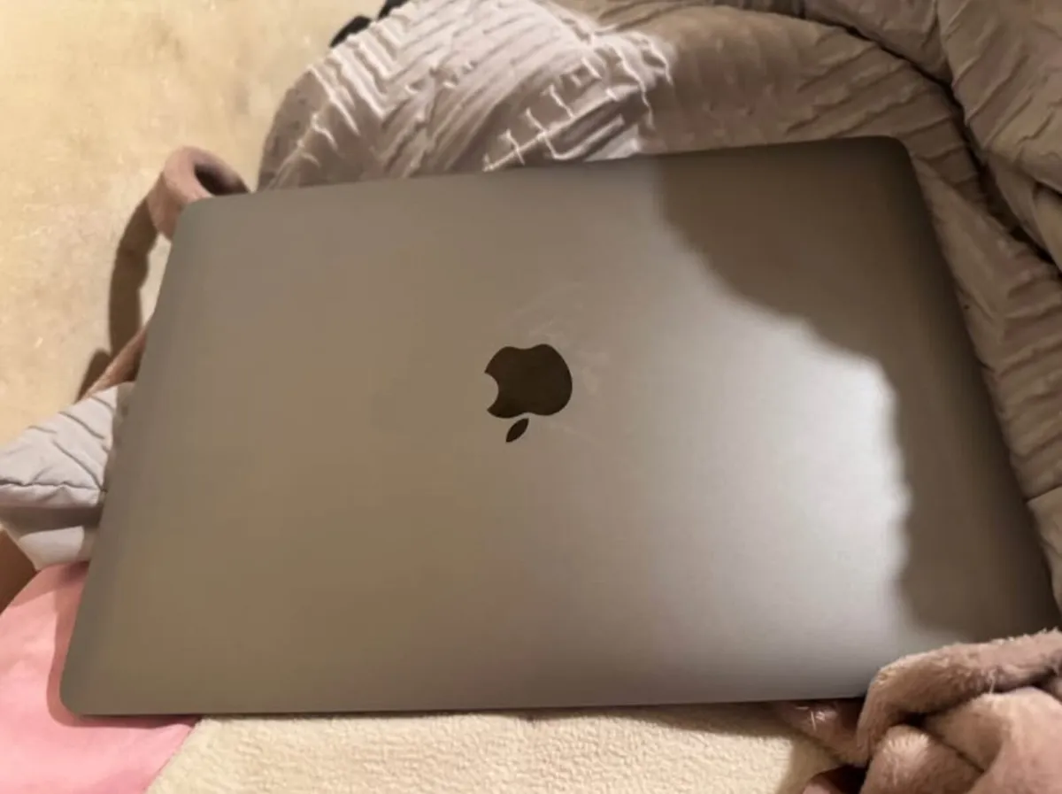 Macbook Air M1 (2020) 13 inch - Image 2