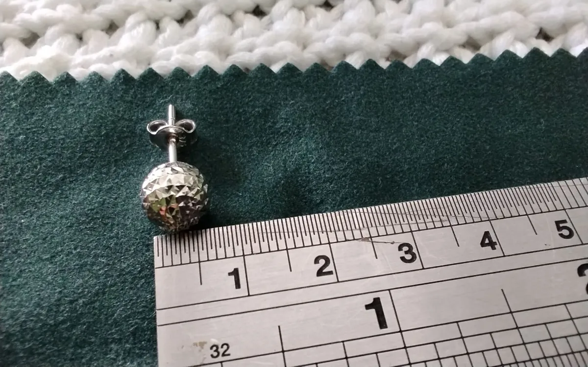 9ct white Gold diamond cut med ball stud earrings - Image 4