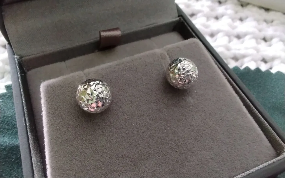 9ct white Gold diamond cut med ball stud earrings - Image 1