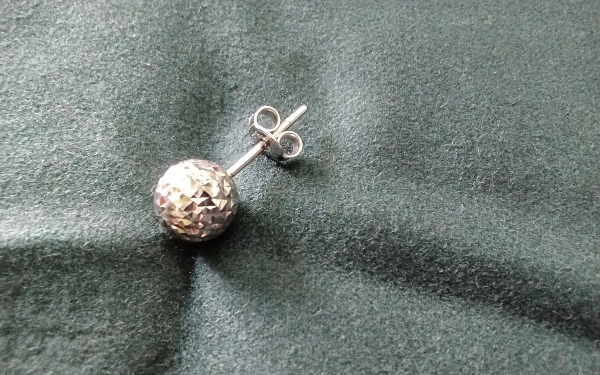 9ct white Gold diamond cut med ball stud earrings - Image 2