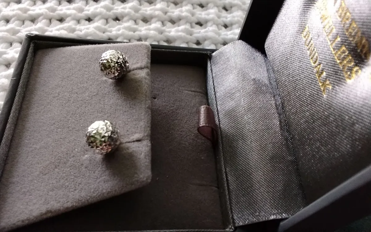 9ct white Gold diamond cut med ball stud earrings - Image 3