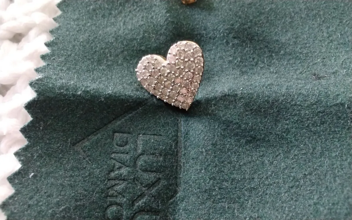 9ct gold diamond hearts stud earrings 1ct - Image 4