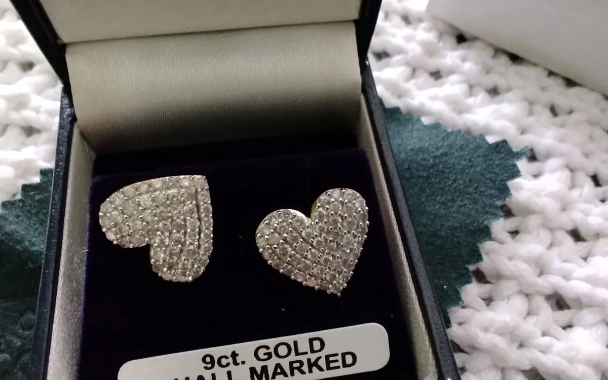 9ct gold diamond hearts stud earrings 1ct - Image 1