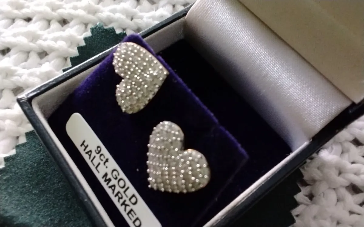 9ct gold diamond hearts stud earrings 1ct - Image 2