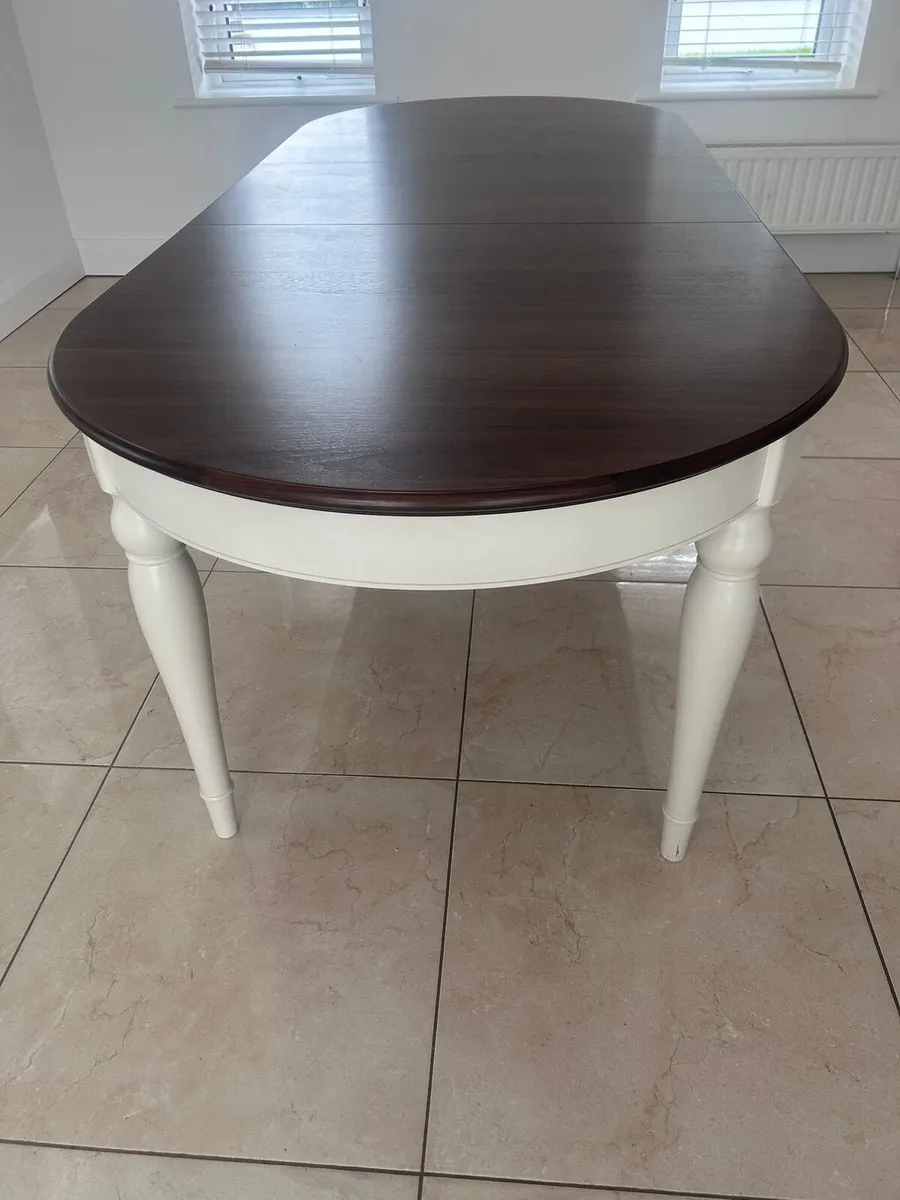 Table and chairs - Image 2