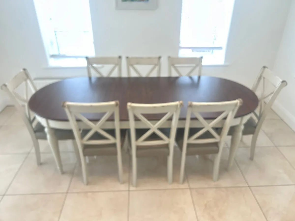 Table and chairs - Image 1