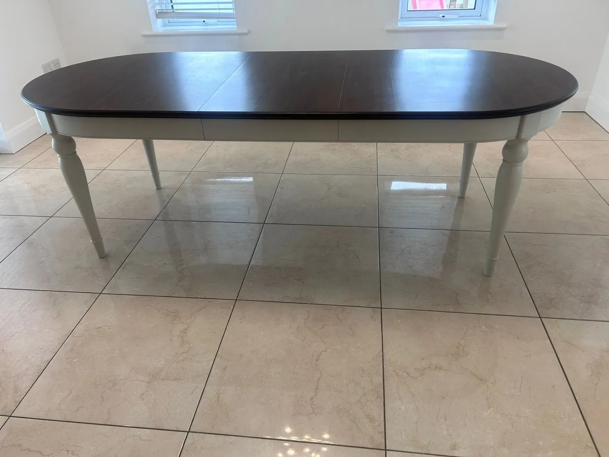 Table and chairs - Image 3