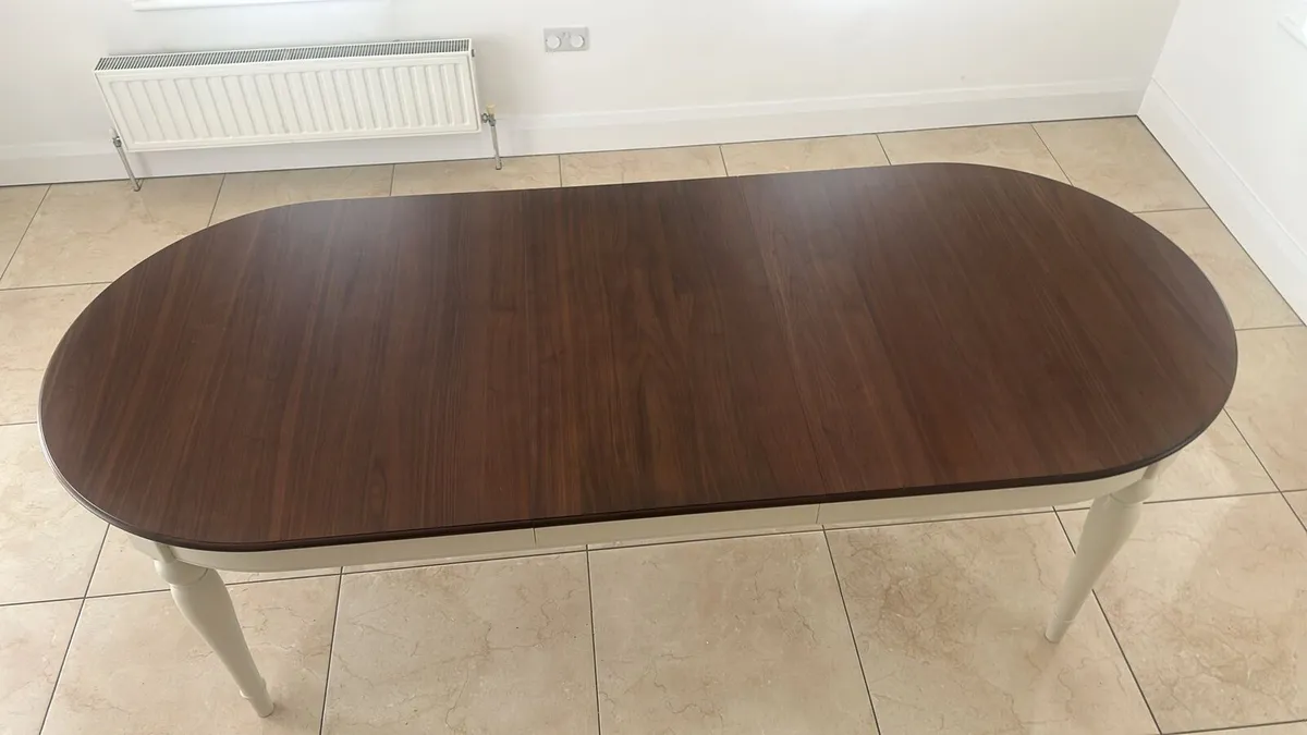 Table and chairs - Image 4