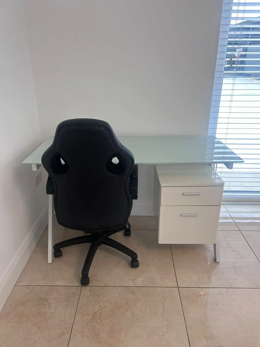 Computer desk - Image 1