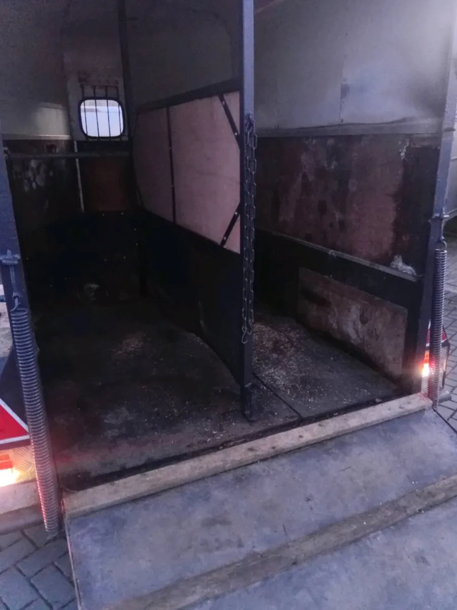 Horse box - Image 2