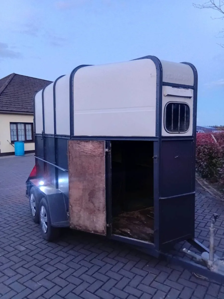 Horse box - Image 1