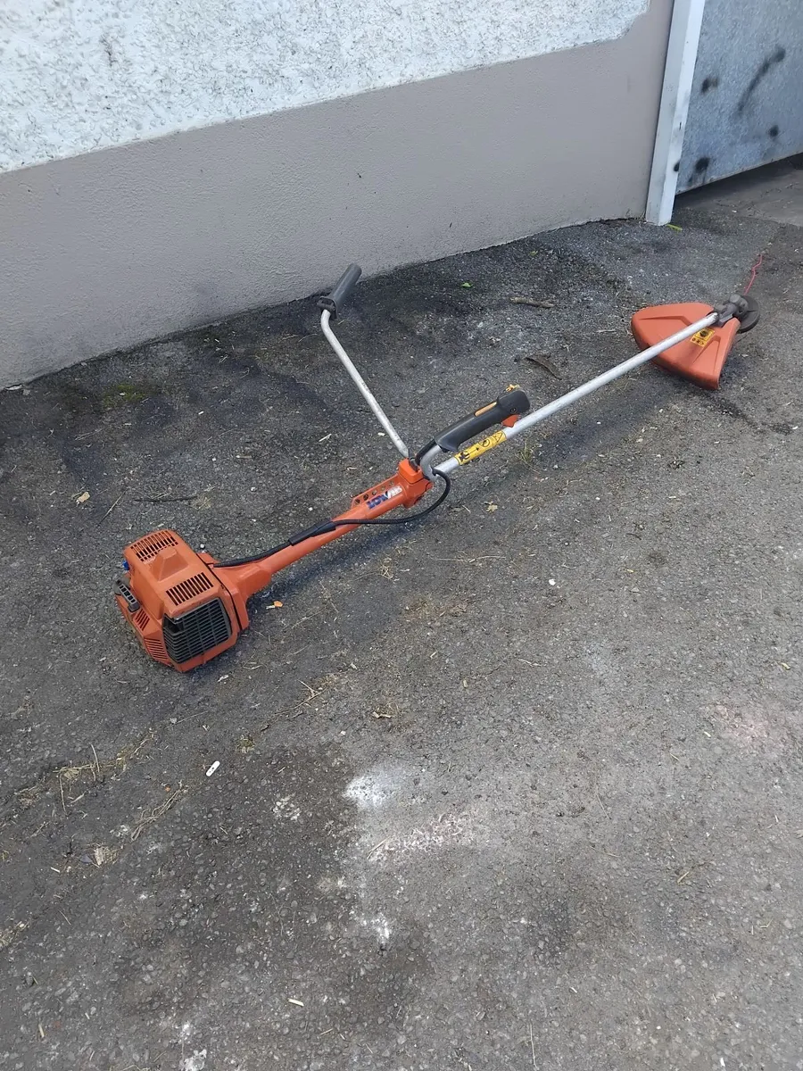 Husqvarna 232R grass strummers running well - Image 1