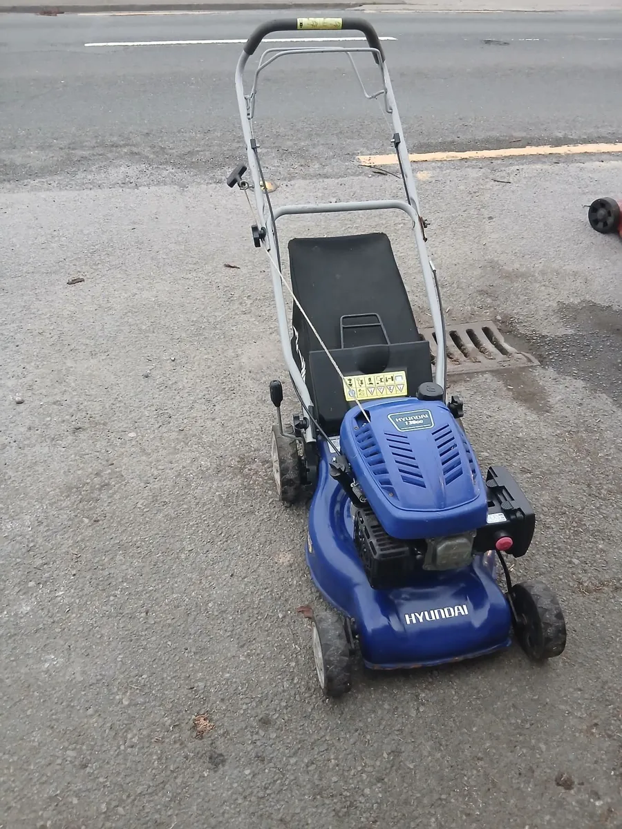 Hyundai self-drive lawnmower running well - Image 3