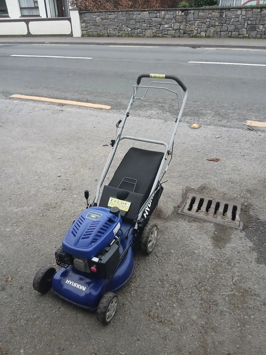 Hyundai self-drive lawnmower running well - Image 4