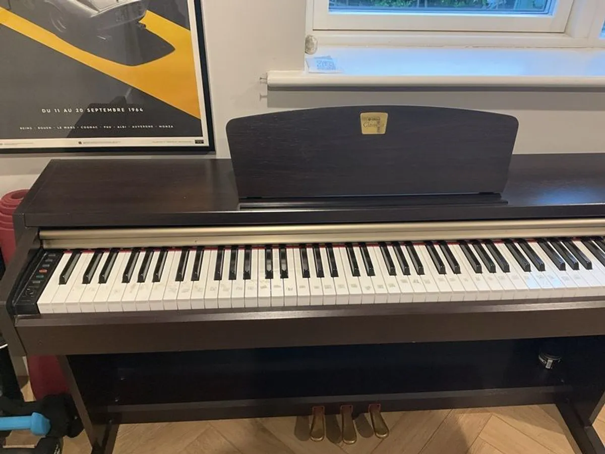 The Yamaha Clarinova CLP 220 Digital Piano - Image 3