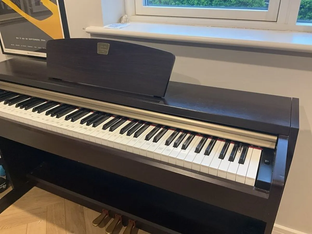 The Yamaha Clarinova CLP 220 Digital Piano - Image 4