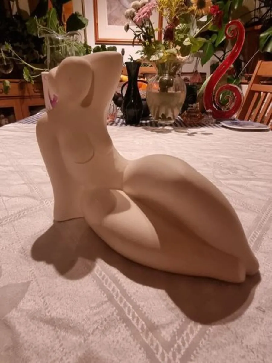 Female figurine made of white stone - Artistorika - Image 1