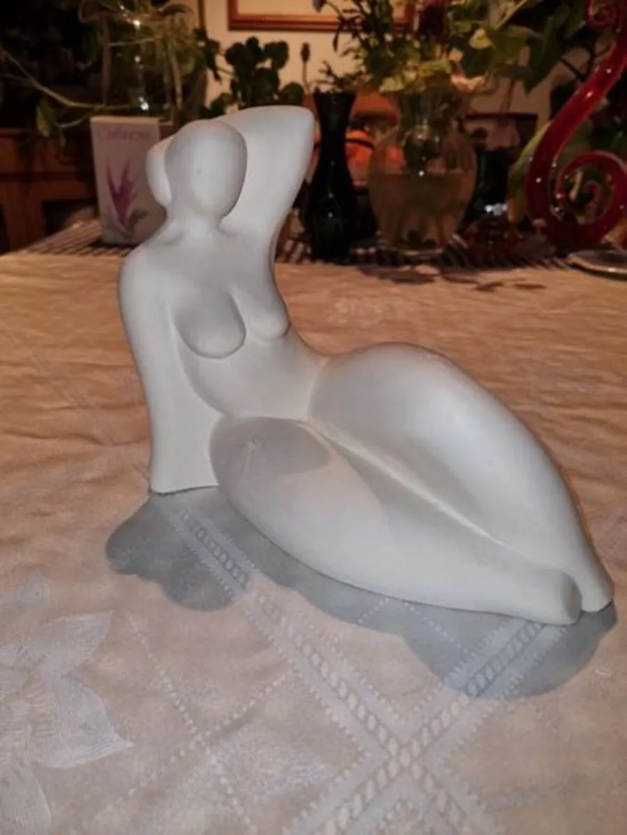 Female figurine made of white stone - Artistorika - Image 2