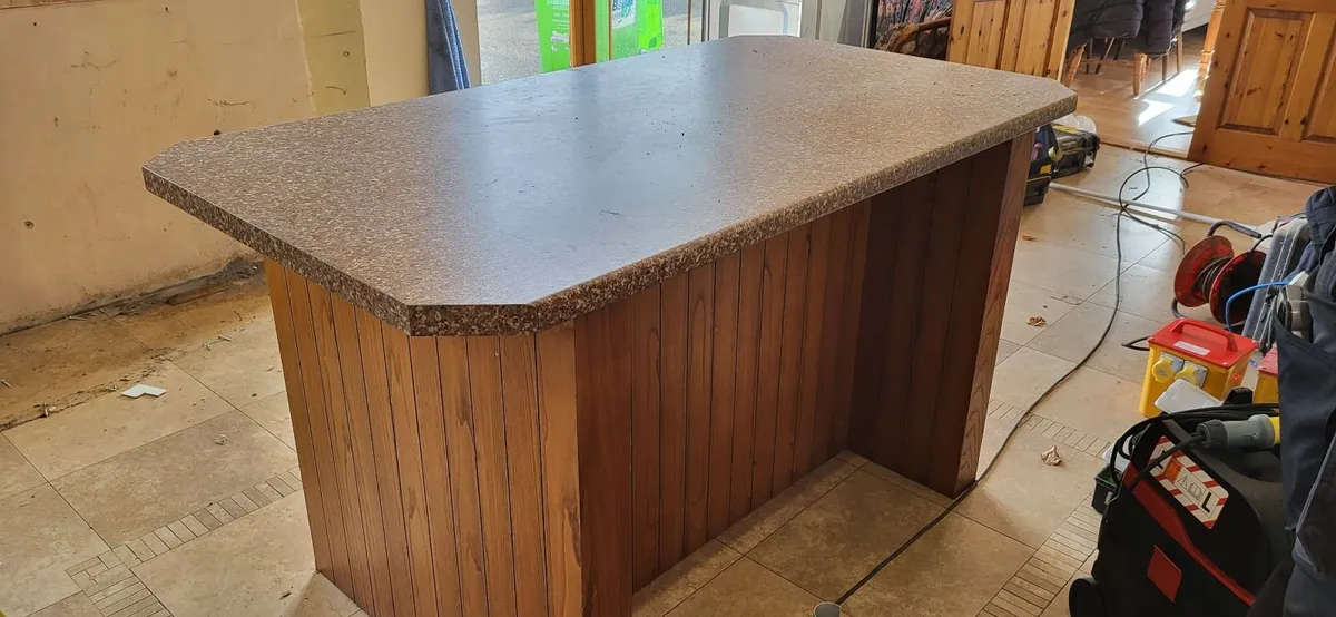 Kitchen island - Image 1