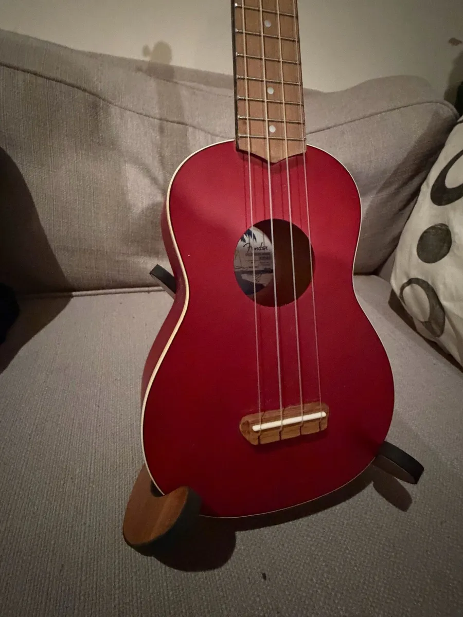 Fender Soprano Ukulele + Bag + Stand - Image 3