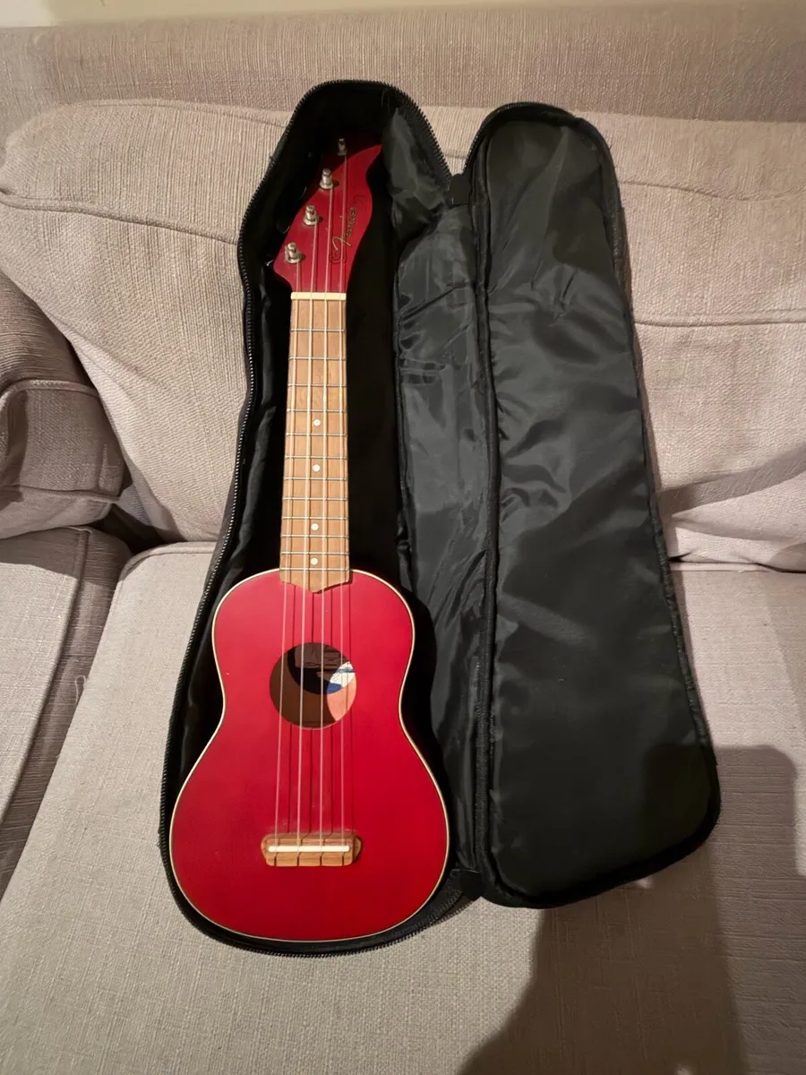 Fender Soprano Ukulele + Bag + Stand - Image 1