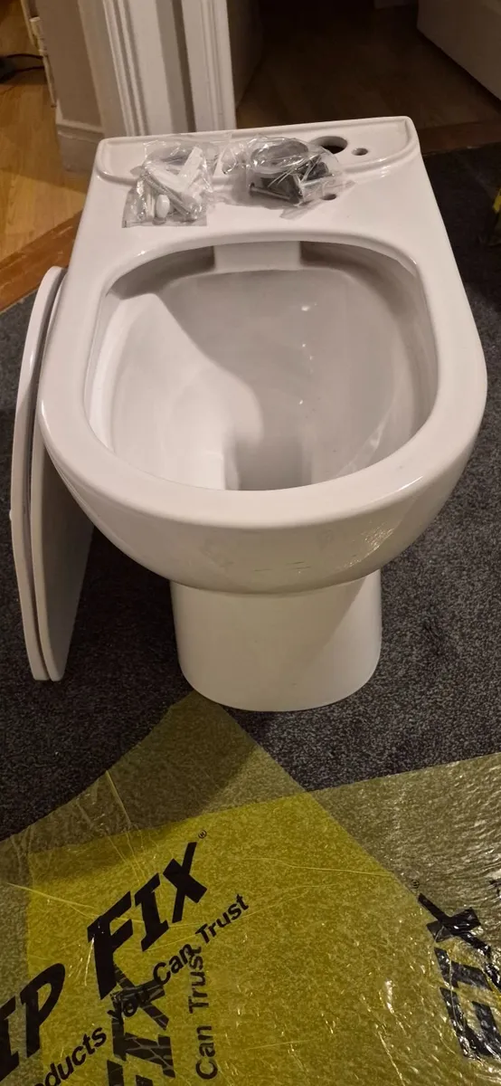Toilet & cistern - Image 1