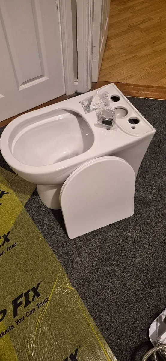 Toilet & cistern - Image 2