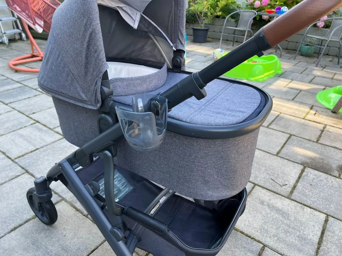 UppaBaby Vista V2 Greyson + Cybex Cloud-T car seat - Image 3