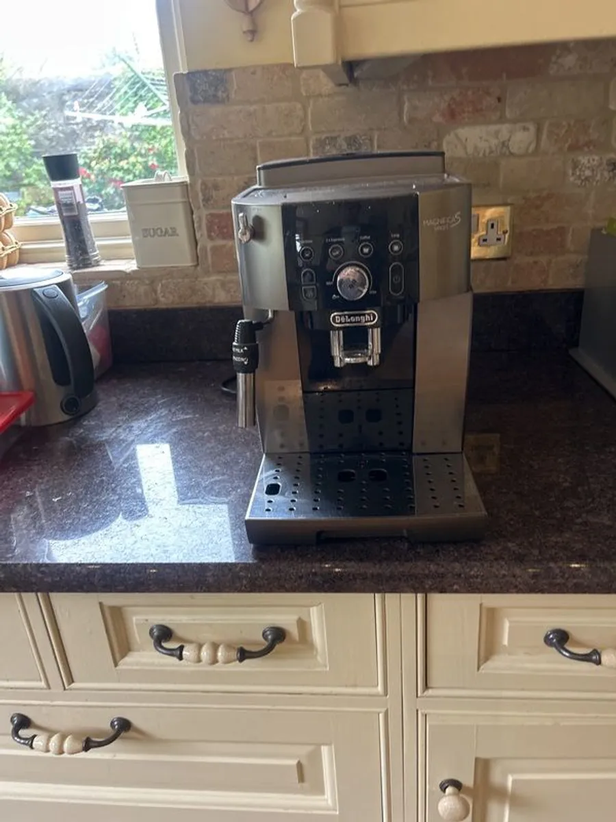 Delonghi Coffee machine - Image 1