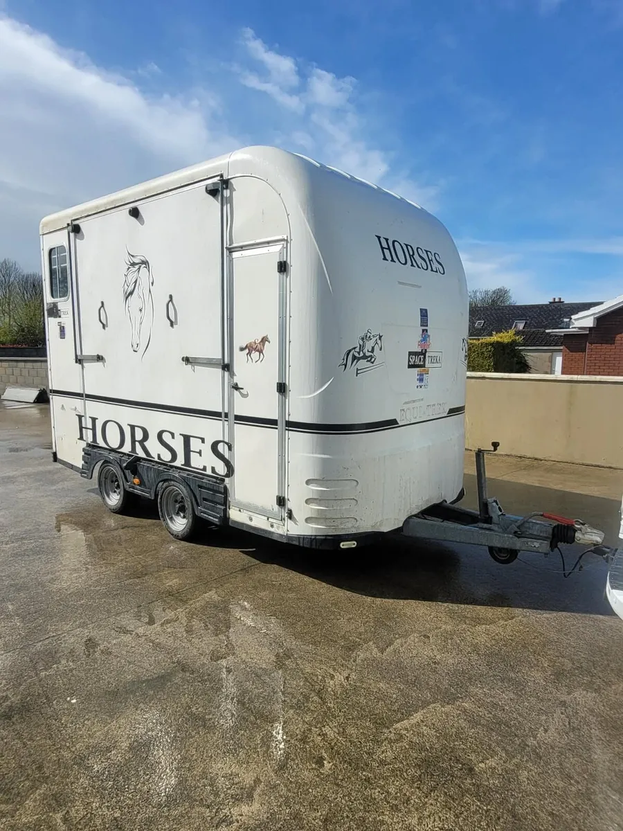 Equi treck horse box fully serviced, with tackroom - Image 1