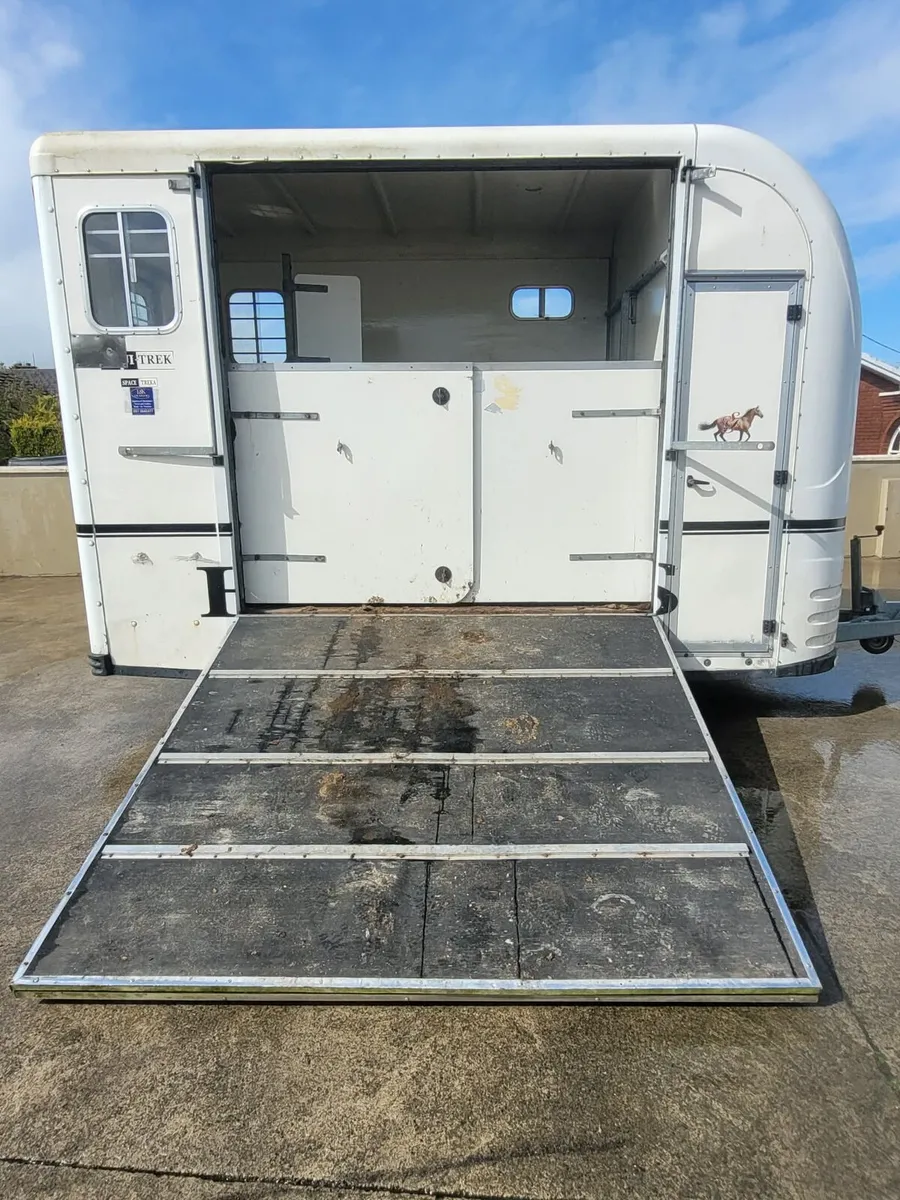Equi treck horse box fully serviced, with tackroom - Image 3