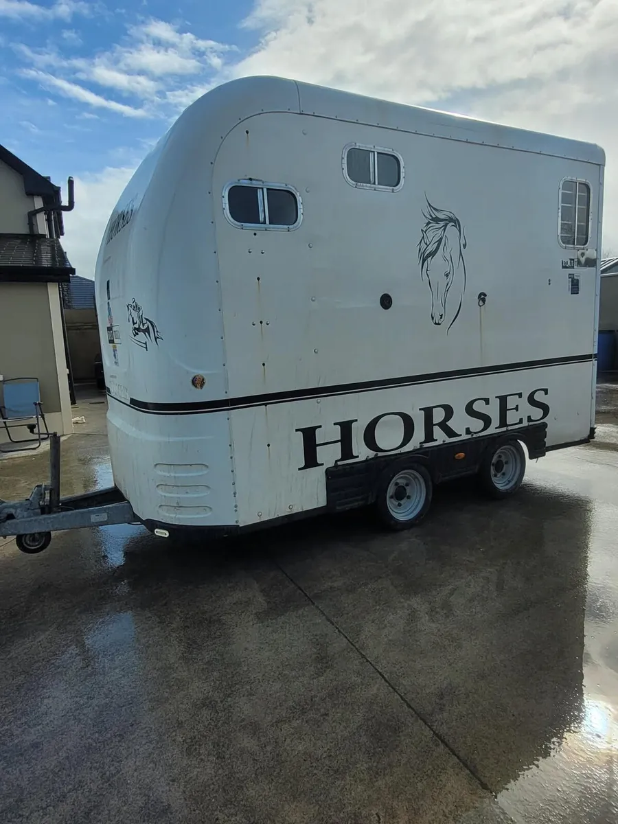 Equi treck horse box fully serviced, with tackroom - Image 2