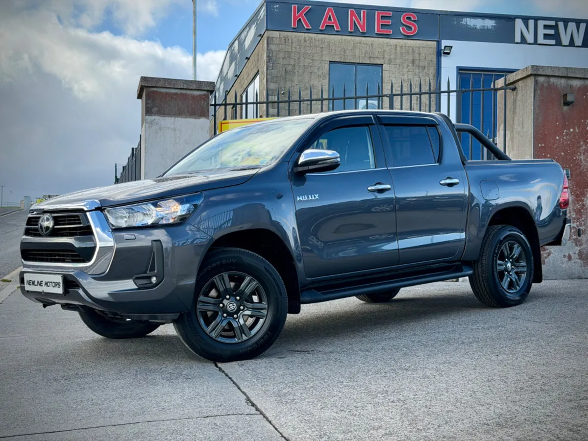 2025 Toyota Hilux 2.8 Manual - Image 3