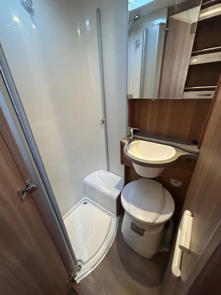 2017 WEINSBERG CARAHOME 550MG 4 BERTH LARGE GARAGE - Image 2