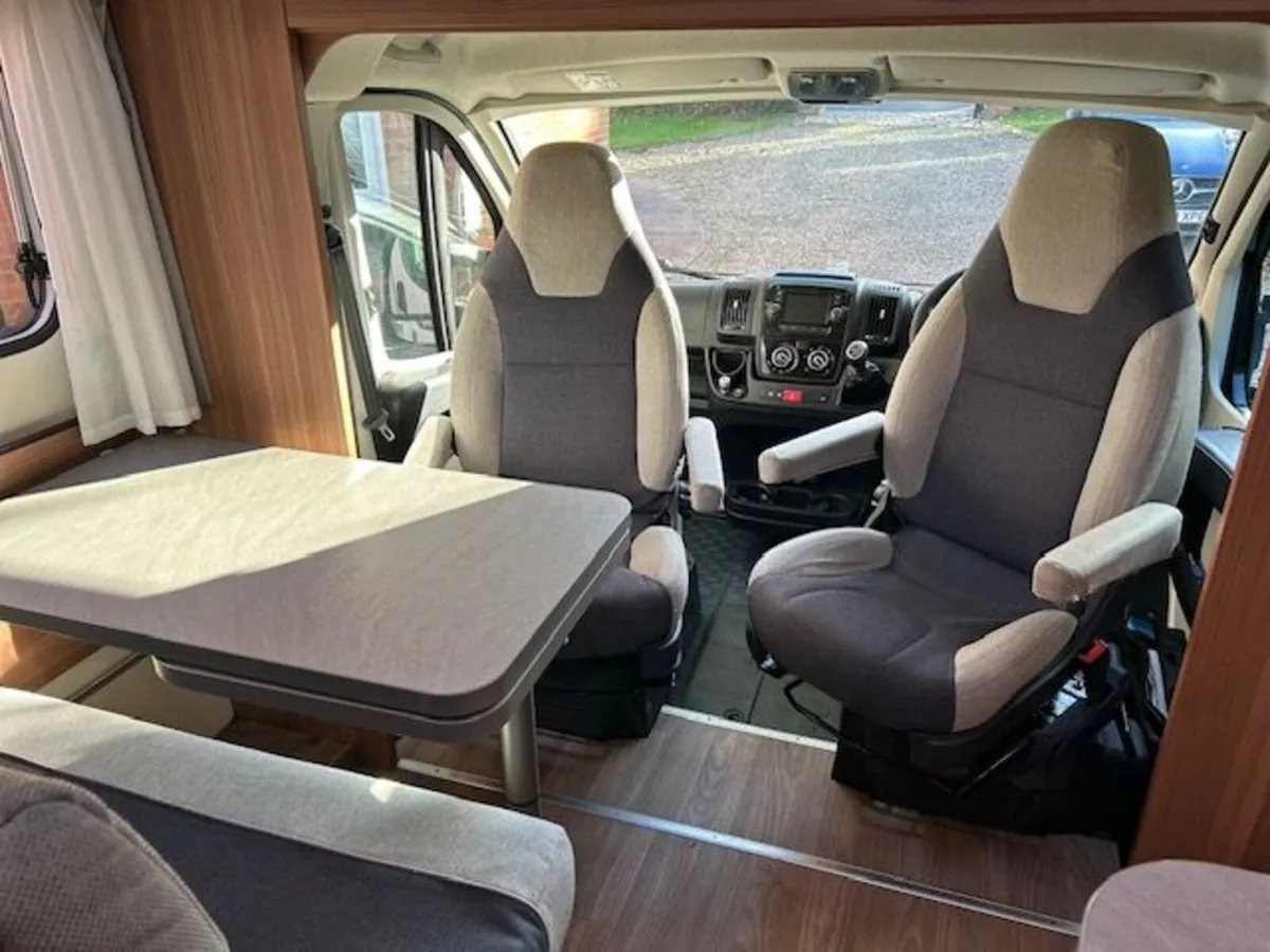 2017 WEINSBERG CARAHOME 550MG 4 BERTH LARGE GARAGE - Image 4