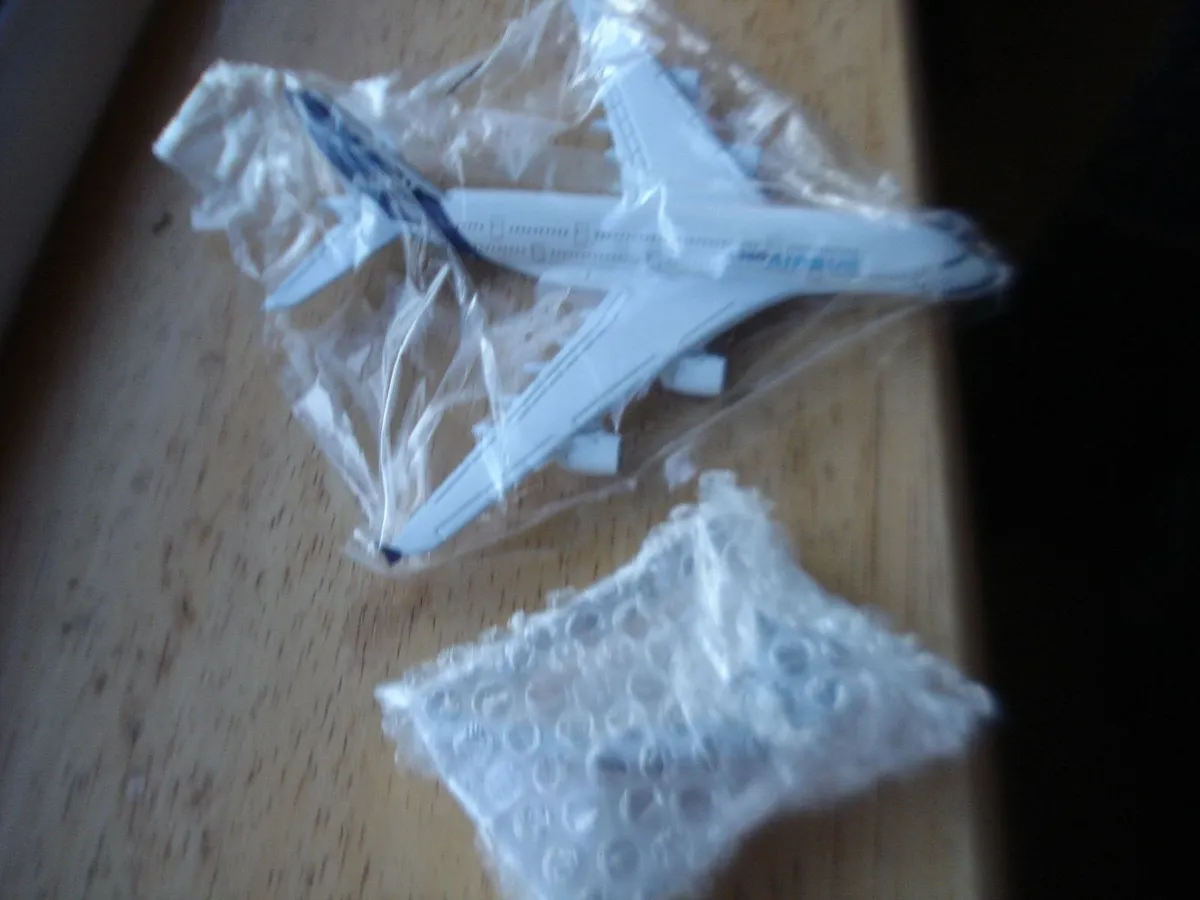 DIECAST METAL MODEL AIRBUS A380. 1/400 SCALE. - Image 2