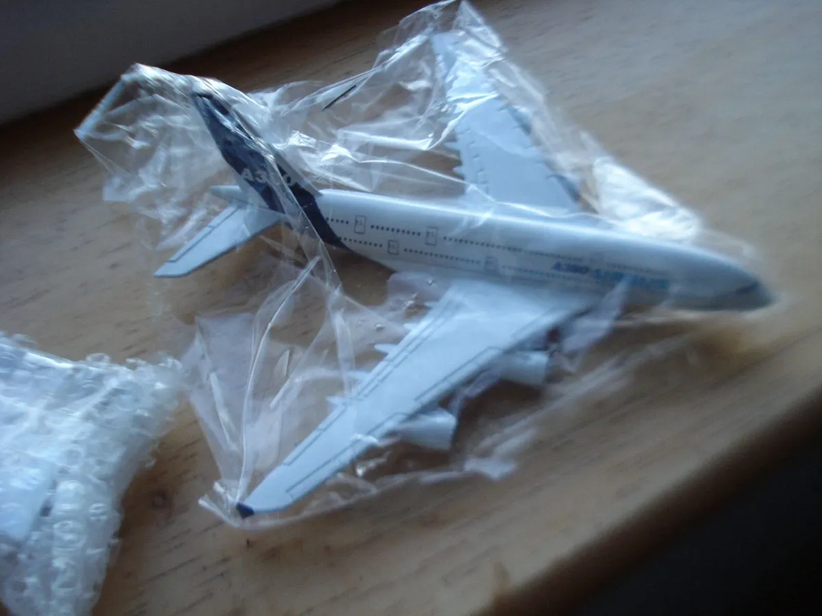 DIECAST METAL MODEL AIRBUS A380. 1/400 SCALE. - Image 3