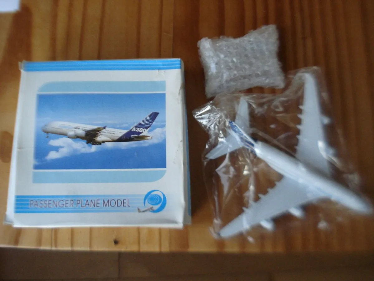 DIECAST METAL MODEL AIRBUS A380. 1/400 SCALE. - Image 1