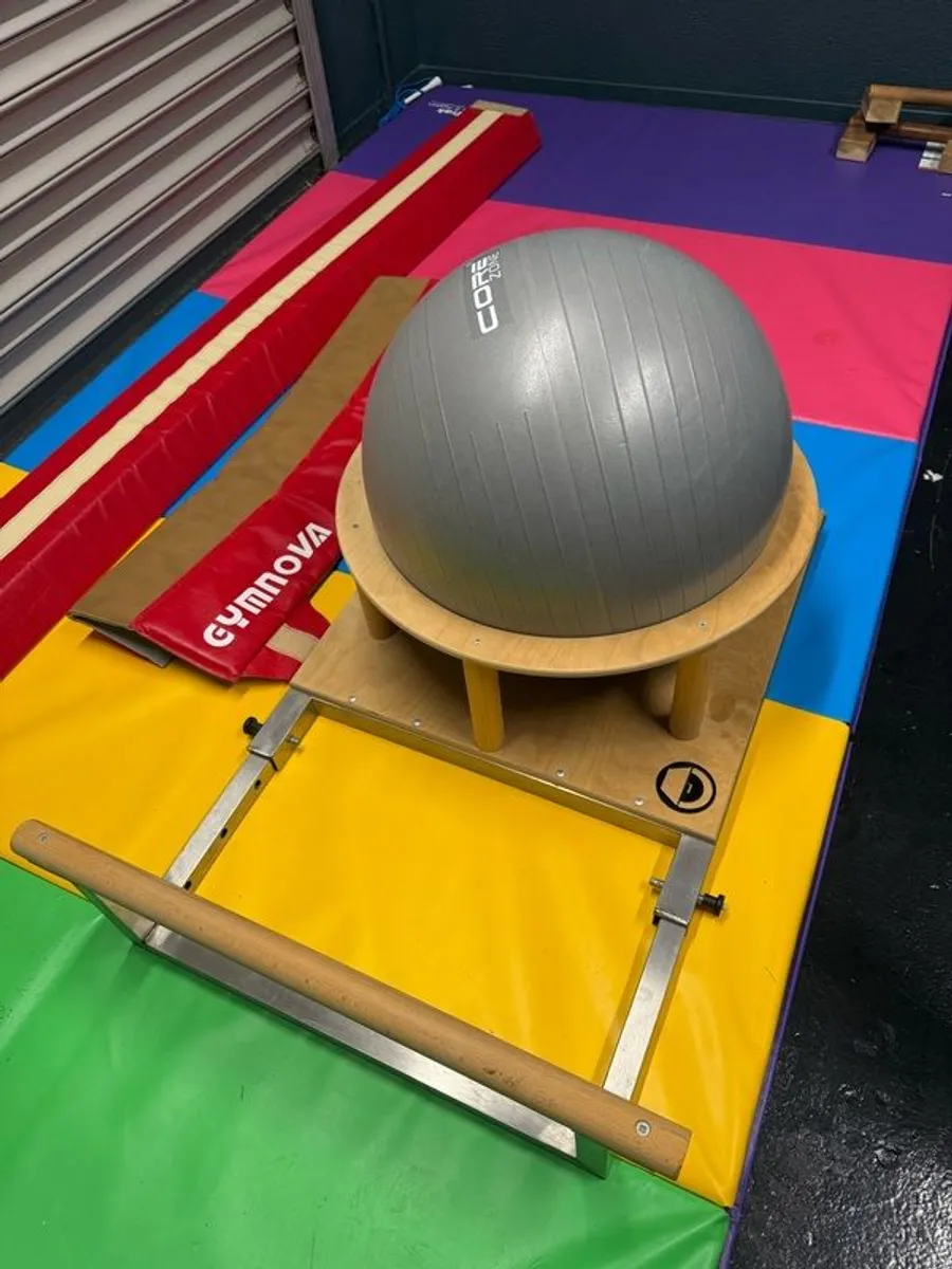 Gymnastics handstand bouncer