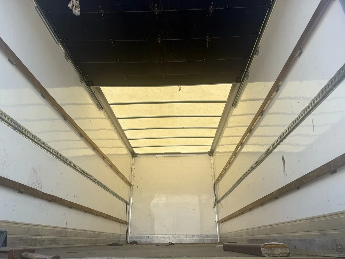 20ft box body With roller door - Image 1